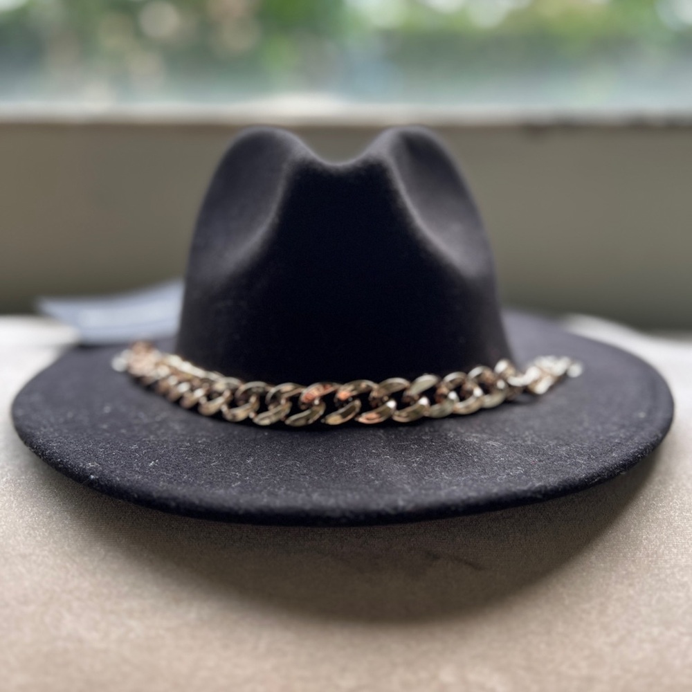 Black fedora with gold Cuban link chain accent.